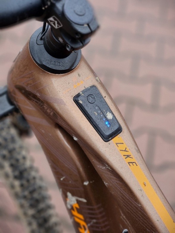 Panel kontrolny z diodami na górnej rurze ramy Lyke.